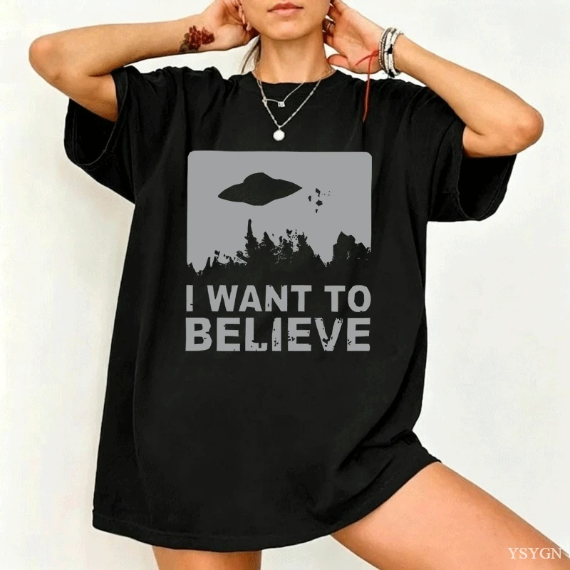 Vintage Fashion Quotes - เสื้อยืดลายกราฟิกป่า UFO วินเทจ ฉันอยากเชื่อ สำหรับผู้หญิงและผู้ชาย เสื้อยืดพิมพ์ลายคำคมอวกาศเอเลี่ยนสไตล์เรโทร