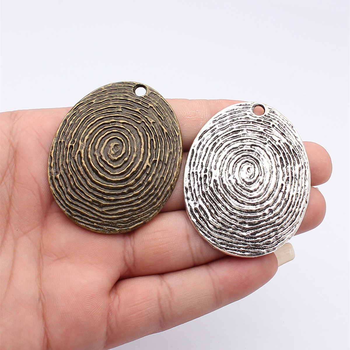 จี้ลายวงกลมลายนิ้วมือ สีบรอนซ์ - Vintage Fashion Stores บทวิจารณ์และราคา